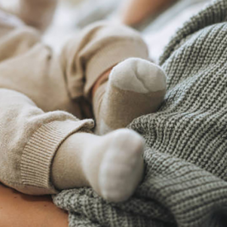 Nên mang bao tay bao chân cho trẻ sơ sinh đến mấy tháng là đúng nhất